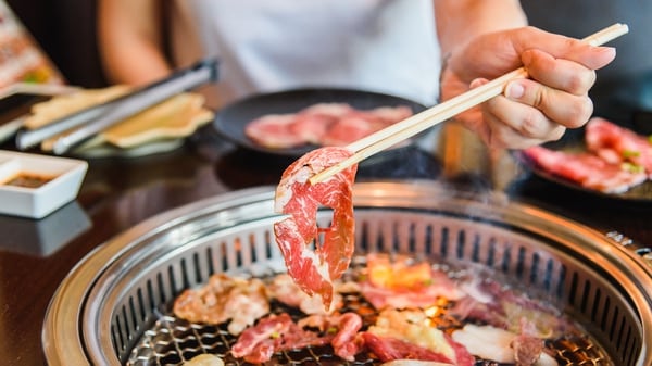 El yakiniku es carne a la parrilla, un plato originado en Corea, pero que se incorporó en Japón y se volvió muy popular (Getty)