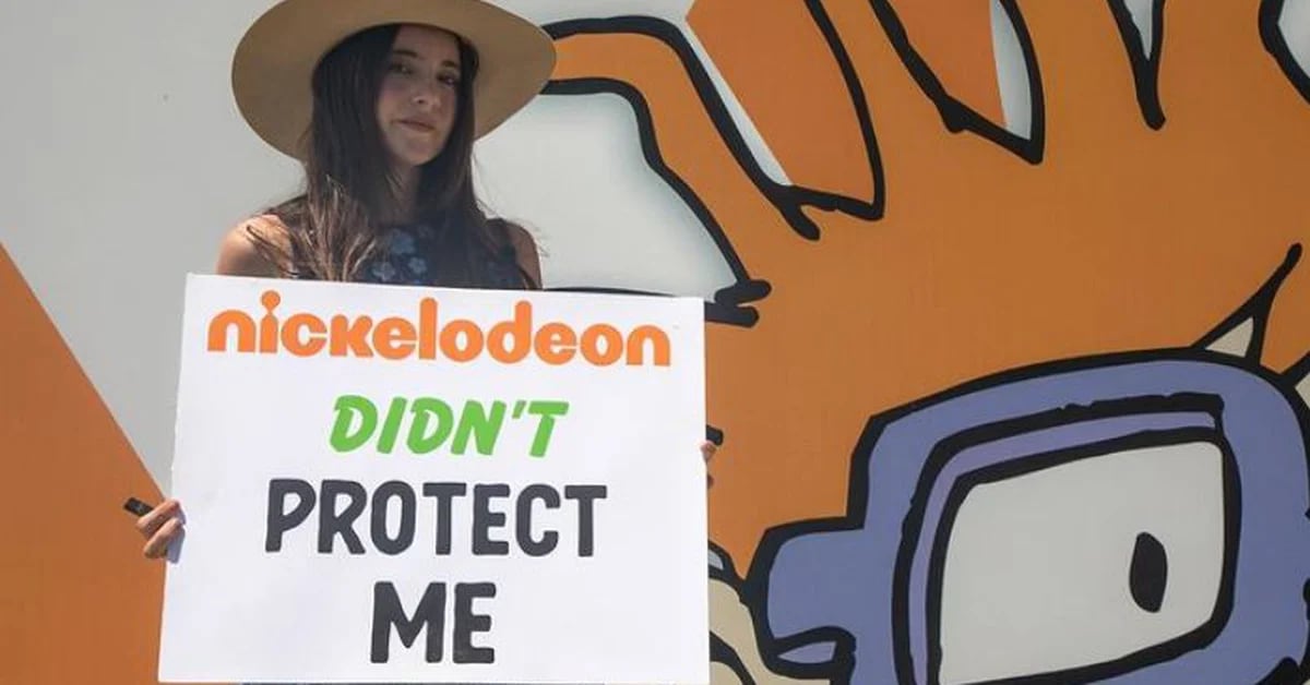 Alexa Nikolas de ‘Zoey 101’ protestou do lado de fora da Nickelodeon por abuso infantil