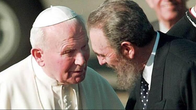 Fidel Castro recibe al papa Juan Pablo II en La Habana (21 de enero de 1997 - AFP)