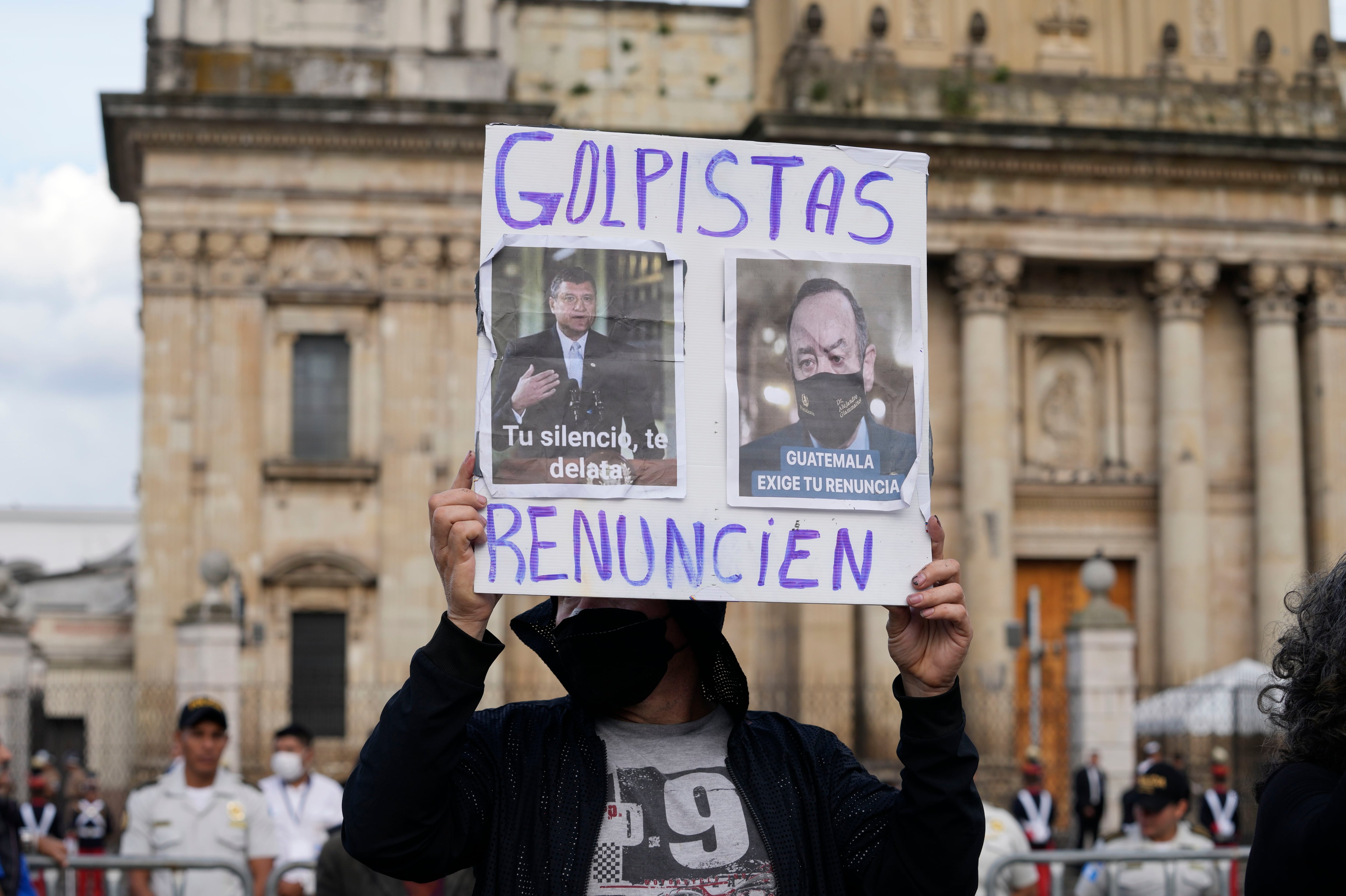 Un manifestante con un cartel en el que pide la renuncia de "golpistas", en un concentración para pedir también la renuncia de la fiscal general Consuelo Porras, en la Plaza de la Constitución en Ciudad de Guatemala (AP Foto/Moisés Castillo)