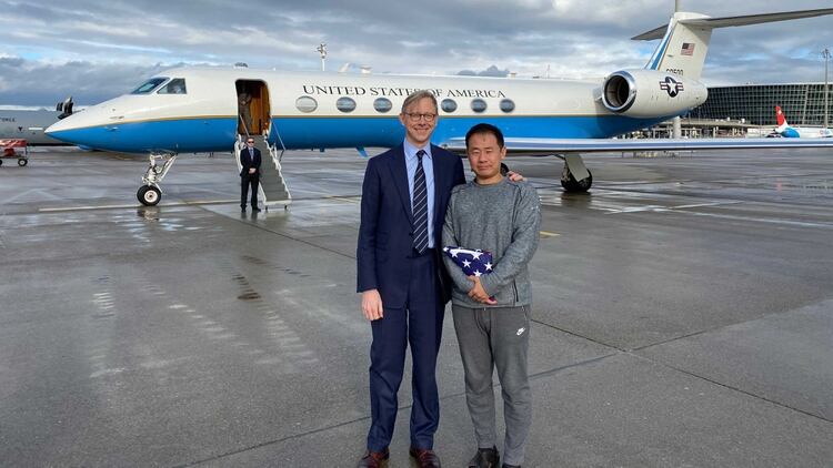 Xiyue Wang al llegar a los Estados Unidos, este sábado (AFP)