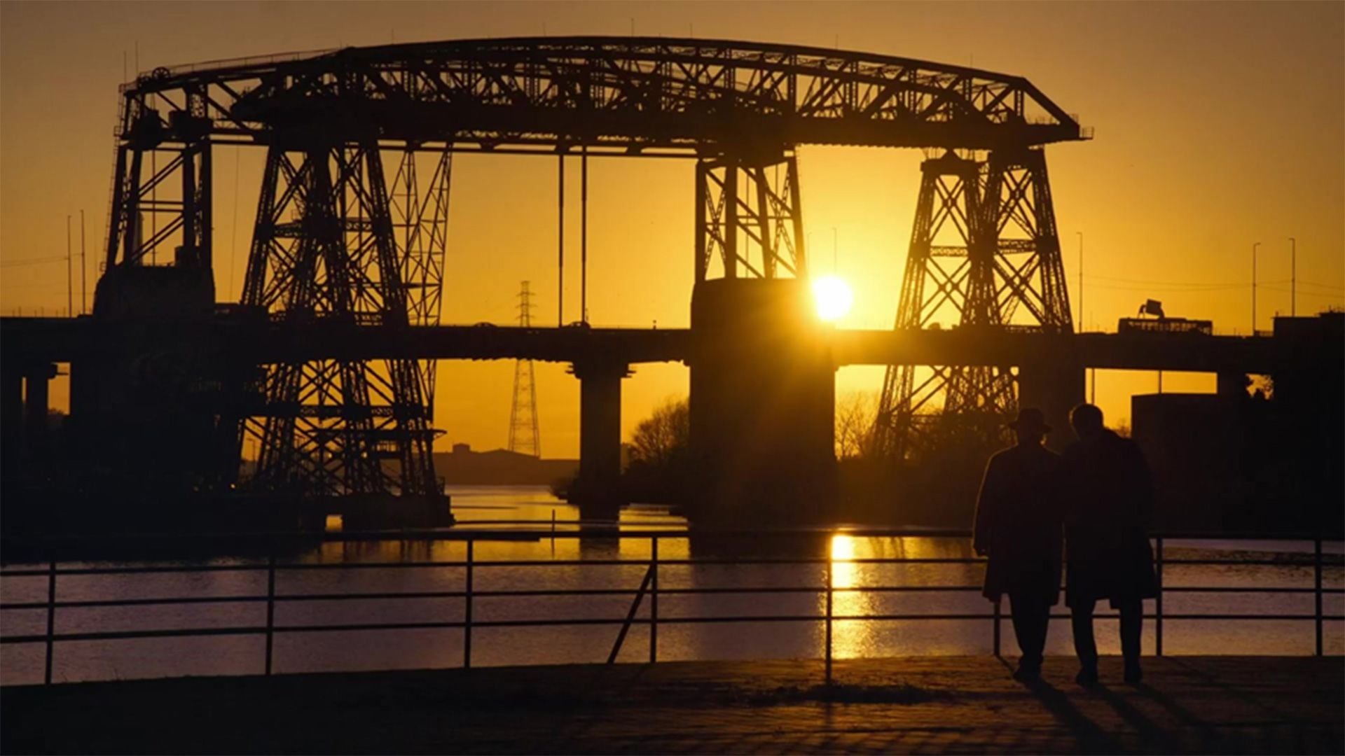 Un atardecer en La Boca se convierte en un momento inolvidable para Manuel y Vincent, con el histórico puente Nicolás Avellaneda como escenario. (Créditos: Star+)
