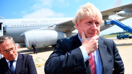 El primer ministro británico, Boris Johnson, después de descender de la RAF voyager