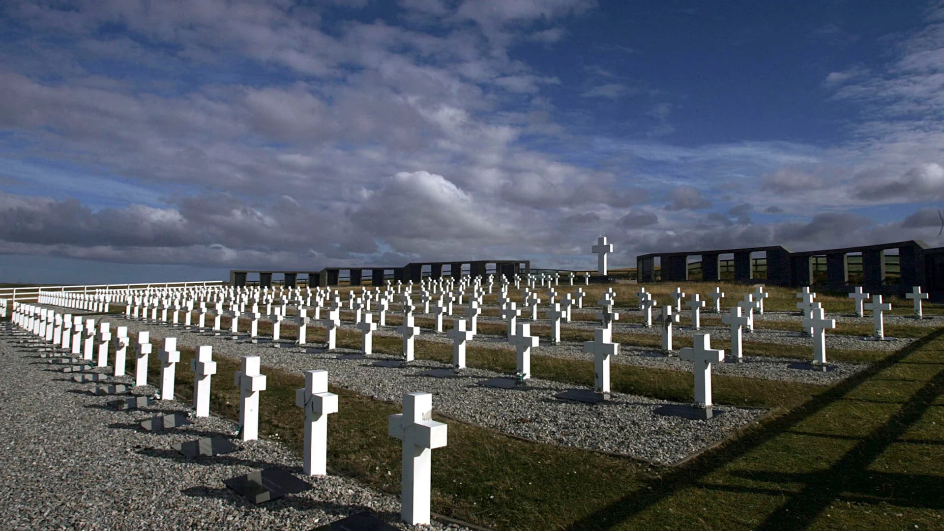 El proyecto humanitario tenía como objetivo identificar a los caídos argentinos cuyas cruces, en el cementerio de Darwin, llevaban la placa “Soldado argentino solo conocido por Dios”