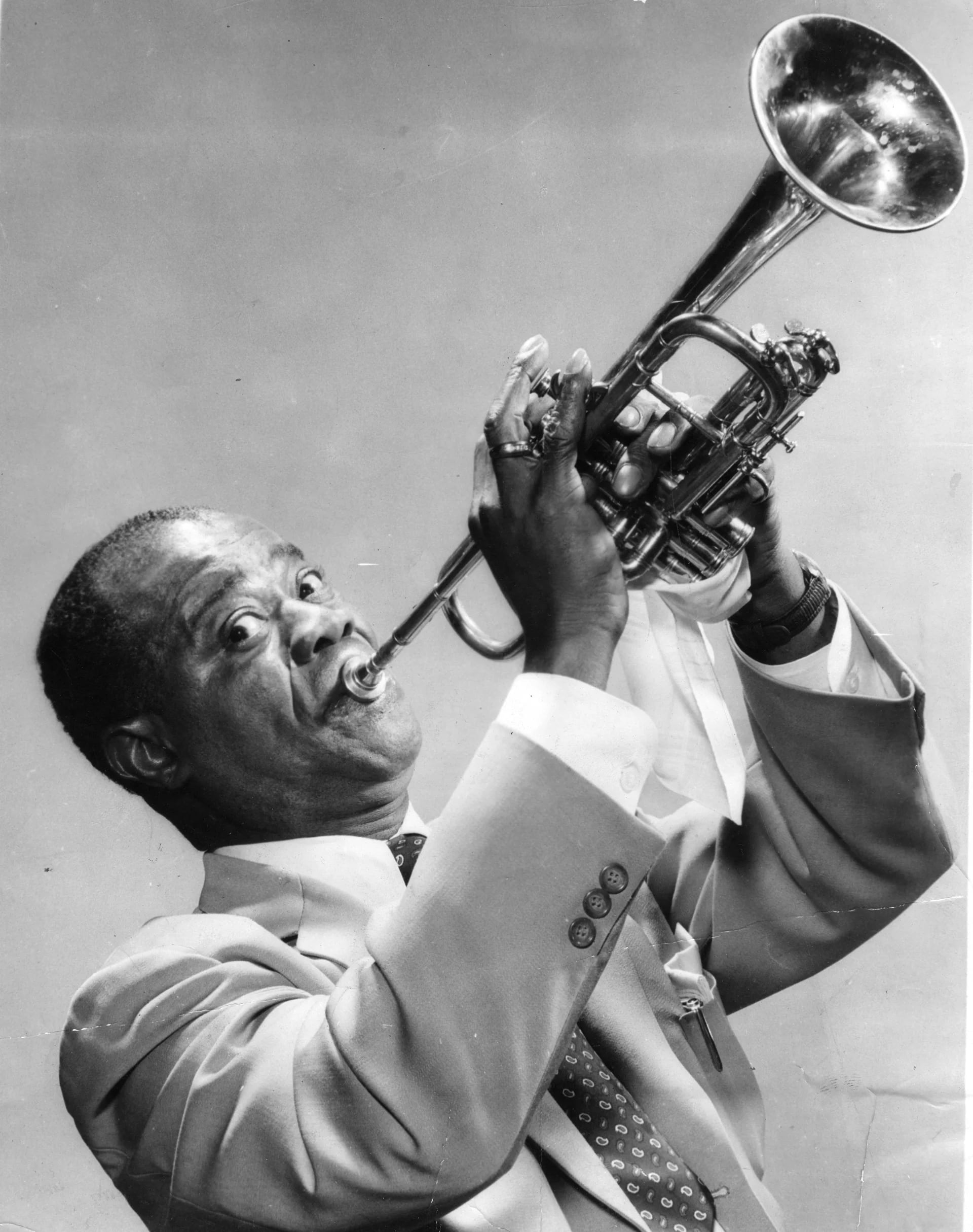 Una imagen de 1940 en Nueva York: Louis Armstrong junto a su trompeta (Transcendental Graphics/Getty Images)