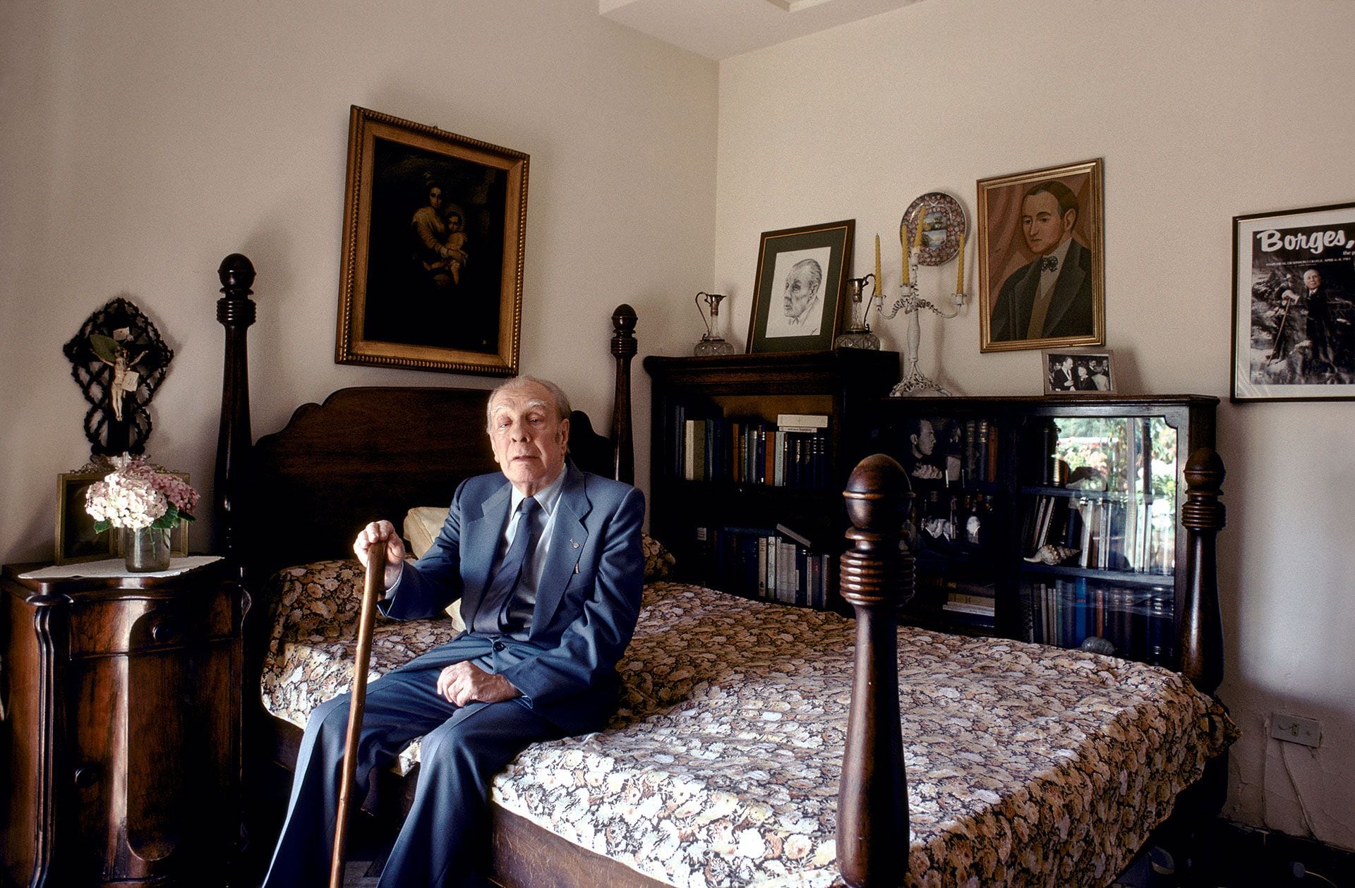 Jorge Luis Borgesen su casa de Buenos Aires, Argentina, 1983. (Foto: Christopher Pillitz/Getty Images)