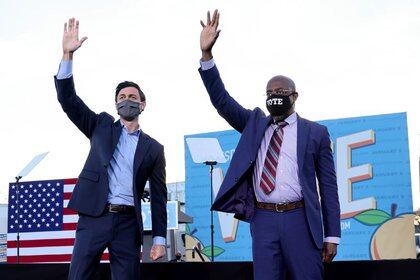 Los candidatos demócratas al Senado de Estados Unidos Jon Ossoff y Raphael Warnock realizando campaña juntos en un mitin en Atlanta, Georgia, el 4 de enero de 2021. REUTERS/Jonathan Ernst