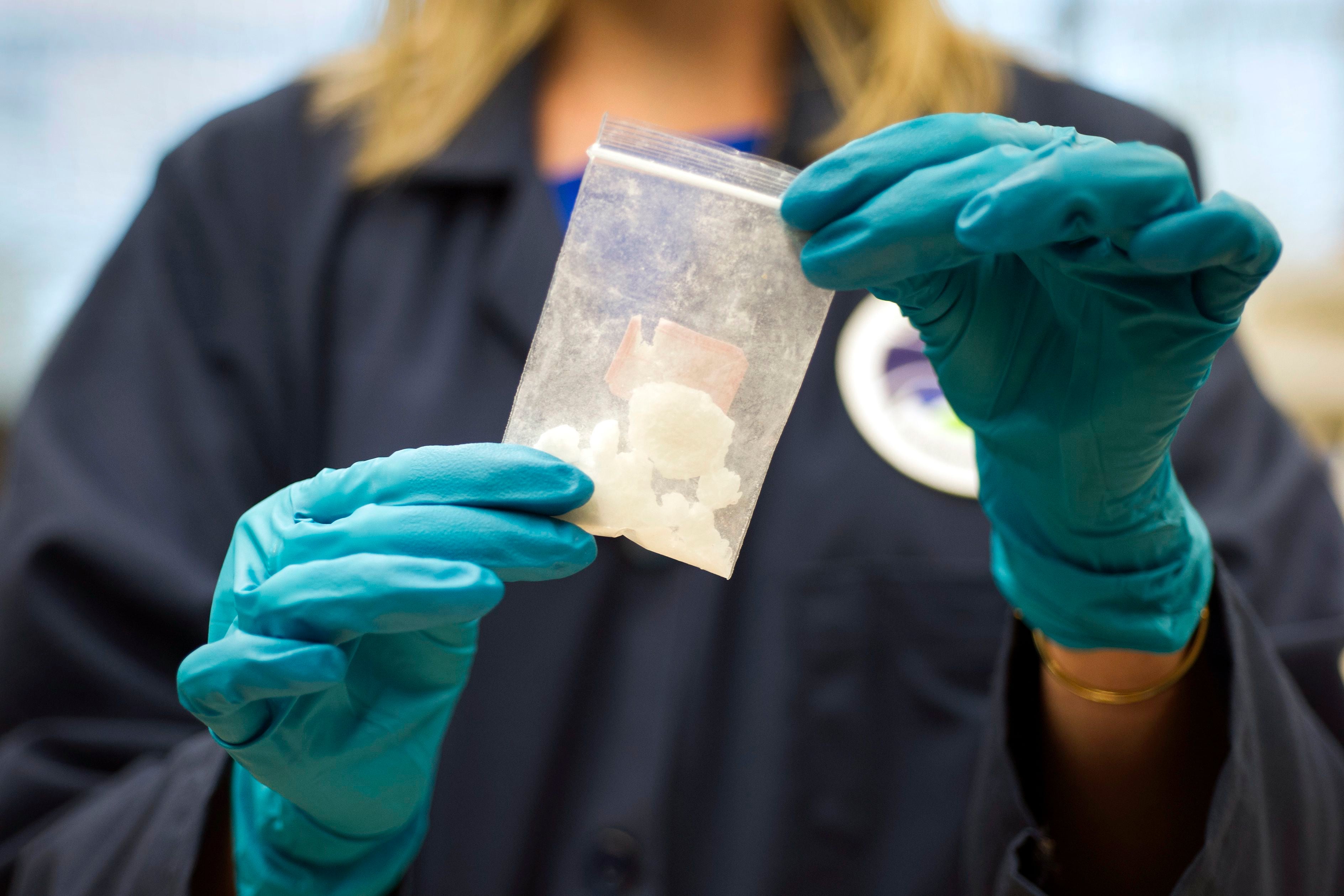 Con el nuevo laboratorio, la DEA podrá rastrear directamente a los productores de fentanilo en cada aseguramiento. (AP Foto/Cliff Owen, archivo)