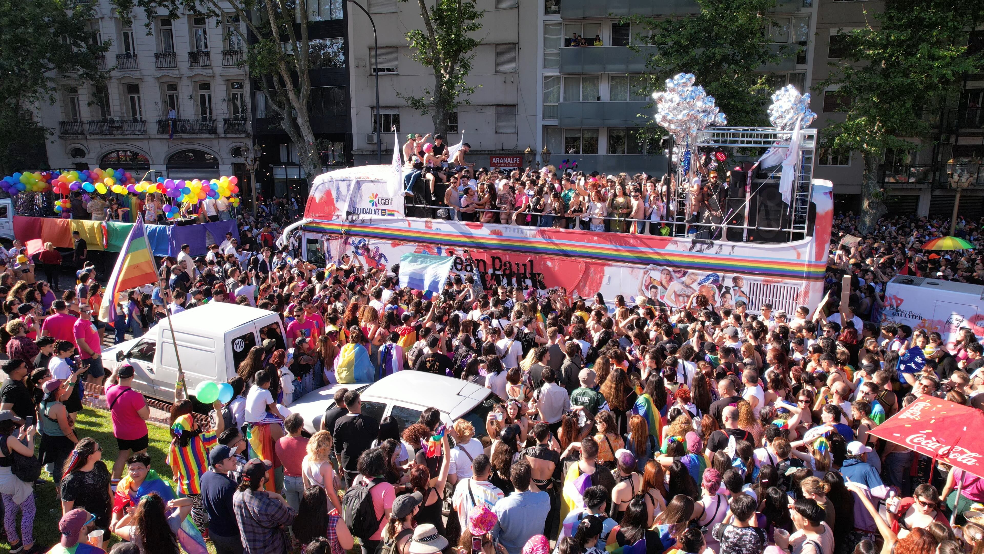 La casa de moda Jean Paul Gaultier fue anfitriona del bus en donde participaron los referentes argentinos de la comunidad LGBTIQ+