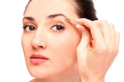Las cejas, enmarcan las facciones del rostro y el perfilado de cejas es lo último en tendencias beauty (Shutterstock)