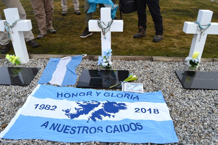 Durante su viaje a las islas, el veterano le rindió honores a su compañero Ignacio María Indino