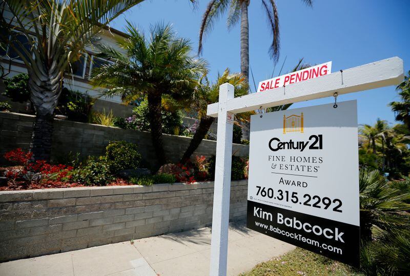 Imagen de archivo de una vivienda unifamiliar con un letrero de venta en Encinitas, California, Estados Unidos. 22 de mayo, 2013. REUTERS/Mike Blake/Archivo