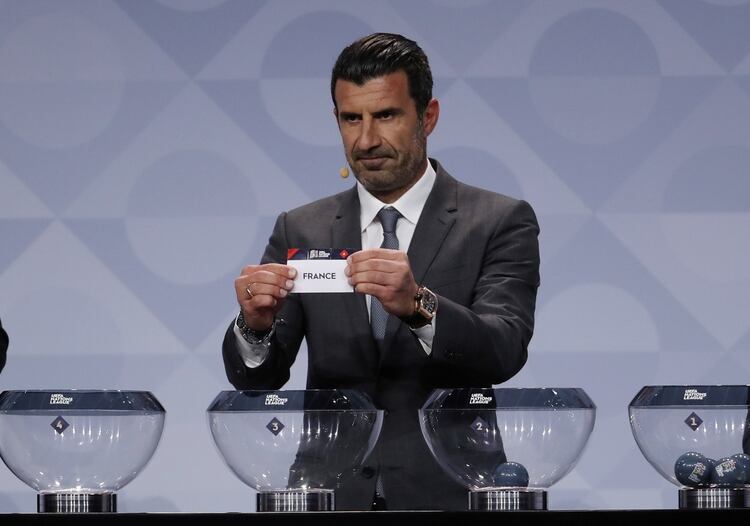 Luis Figo estuvo presente en el sorteo de la UEFA Nations League (Reuters)