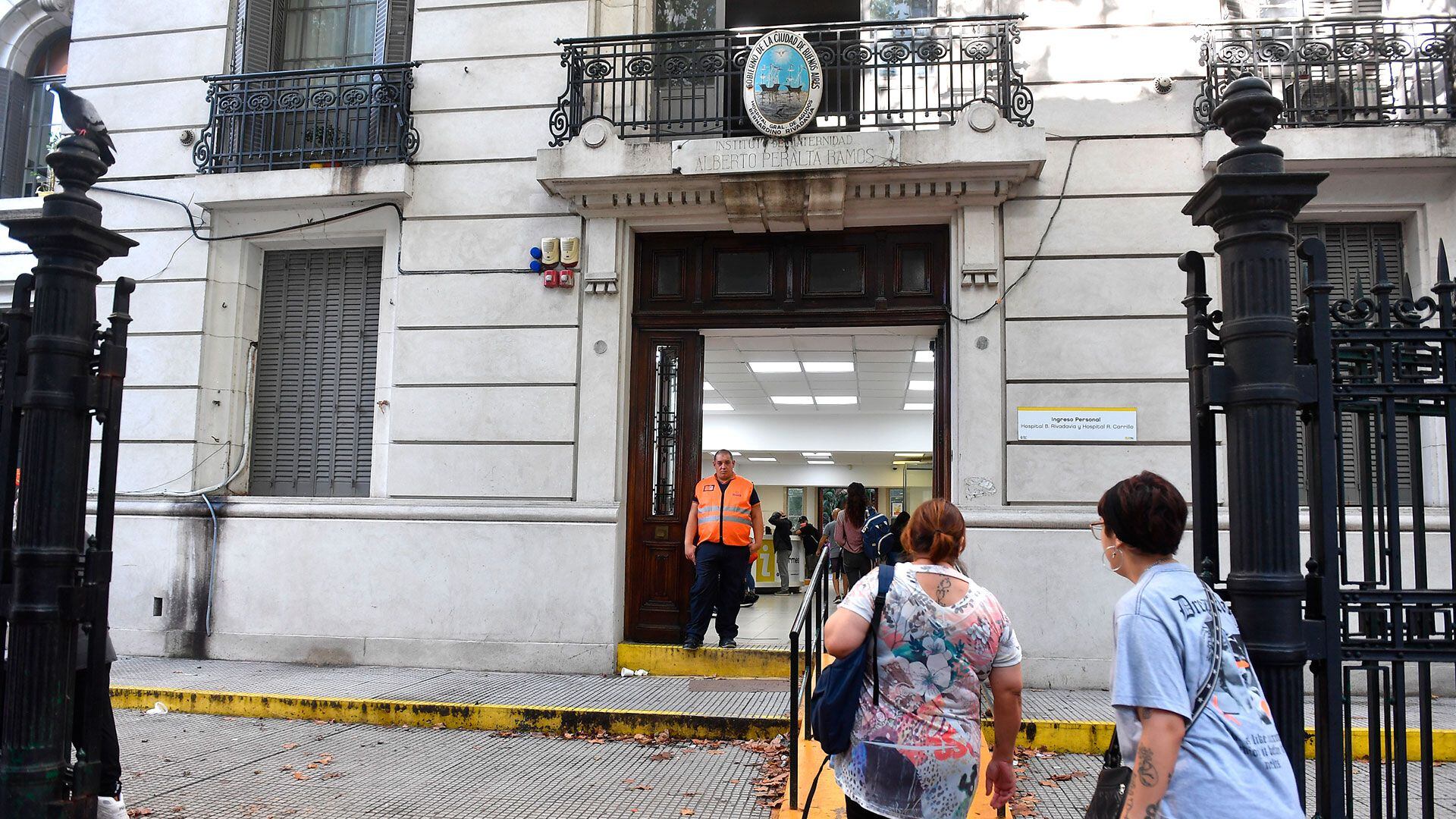 Filas en hospitales por casos de dengue hospital Rivadavia portada