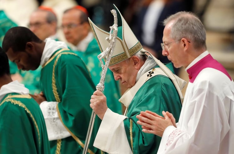 Pope Francis arrives to lead a Mass to open a three-week synod of Amazonian bishops at the Vatican, October 6, 2019. REUTERS/Remo Casilli