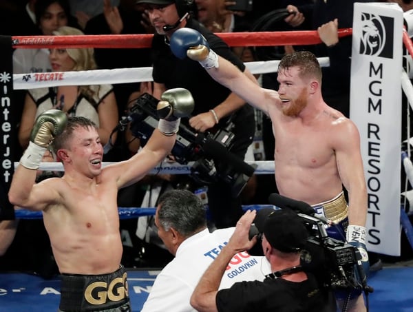 “Canelo” Álvarez y Gennady Golovkin celebraron la victoria al mismo tiempo en una pelea que terminó empatada (AP)