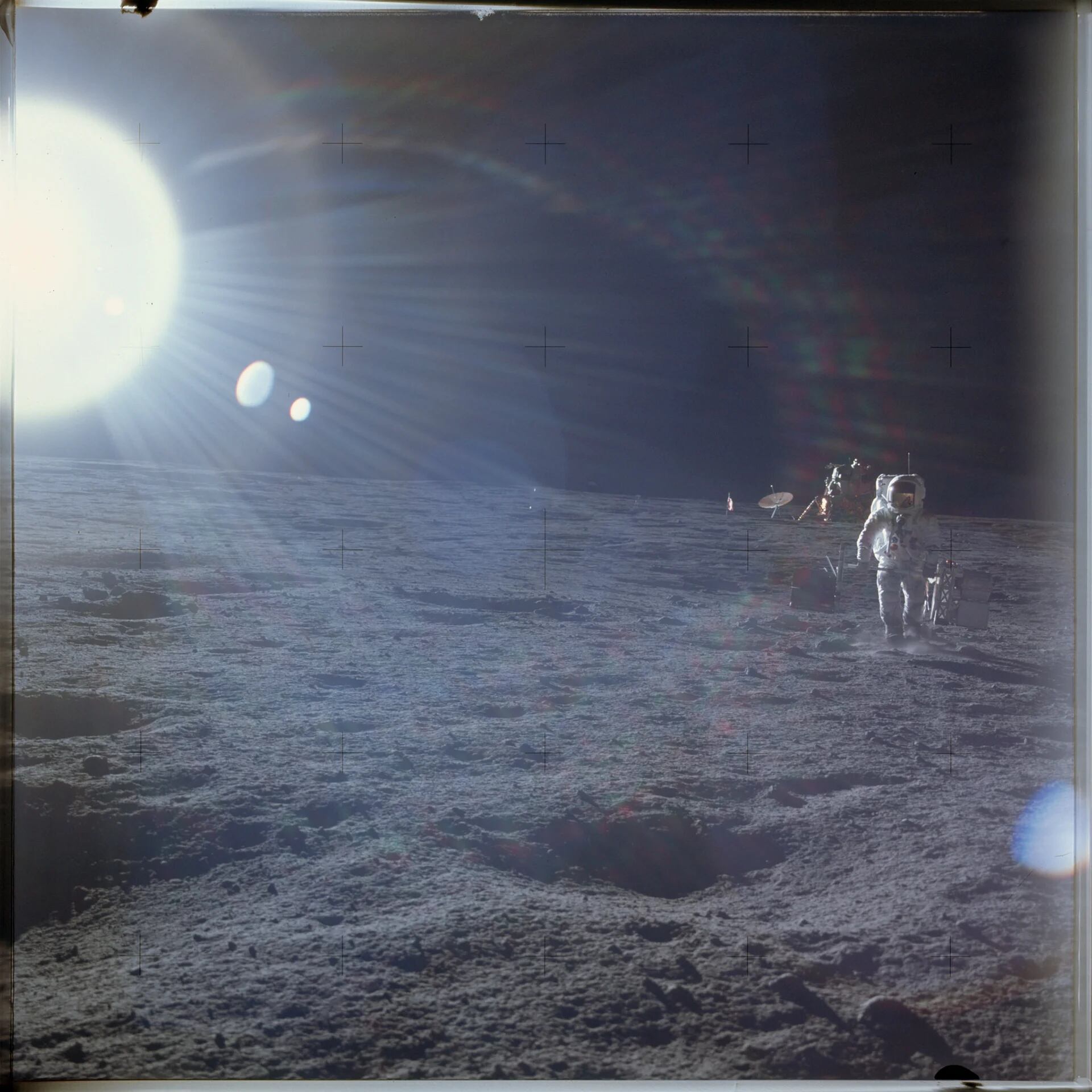 El piloto del módulo lunar Alan L. Bean realizando experimentos científicos durante la misión Apolo 12 , el 19 de noviembre de, 1969 (Reuters)