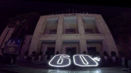 Un edificio se ve después de que sus luces se apagaran durante las celebraciones de la Hora del Planeta 2021 en Irán
