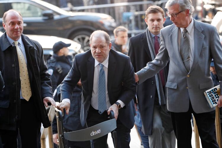 Harvey Weinstein ingresando este lunes 24 de febrero a la corte de New York. No testificó durante el juicio, sus abogados sostuvieron que cualquier contacto sexual fue consensuado y que sus acusadoras se acostaron con él con el fin de beneficiar sus carreras en Hollywood (REUTERS) 