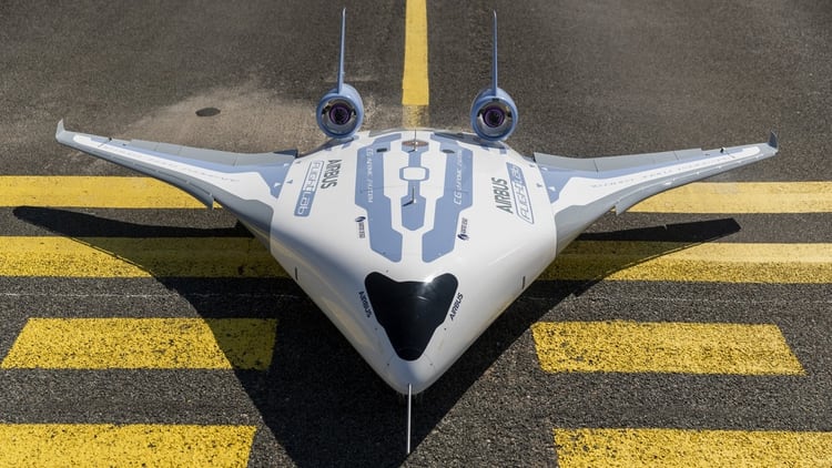 El Maveric, prototipo de 2 metros de largo y 3,2 de ancho, sobre la pista de aterrizaje en Francia (Airbus)