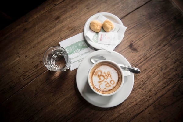 Bar de Cao se aggiornó y sus baristas practican el latte art para sus cafés
