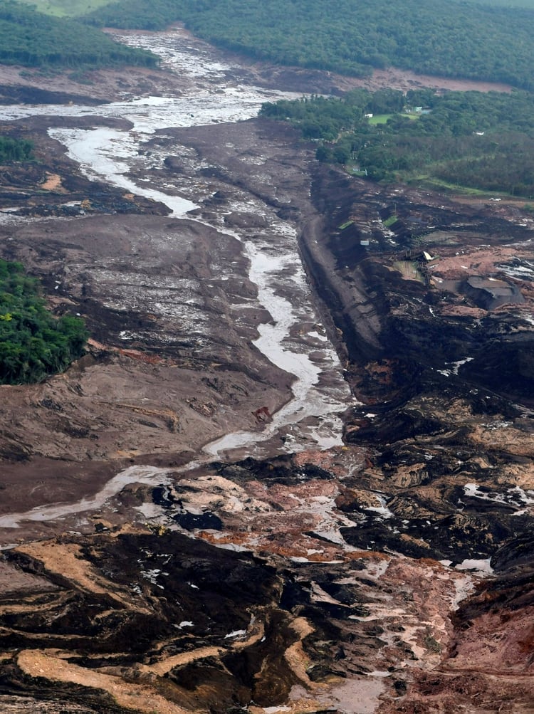 Colapasó la represa de Mina Gerais, de Brasil (REUTERS/Washington Alves)