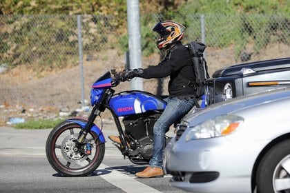 Keanu Reeves dio un paseo por las calles de Los Ángeles a bordo de una exclusiva moto de su propia marca "Arch" valuada en 70 mil dólares