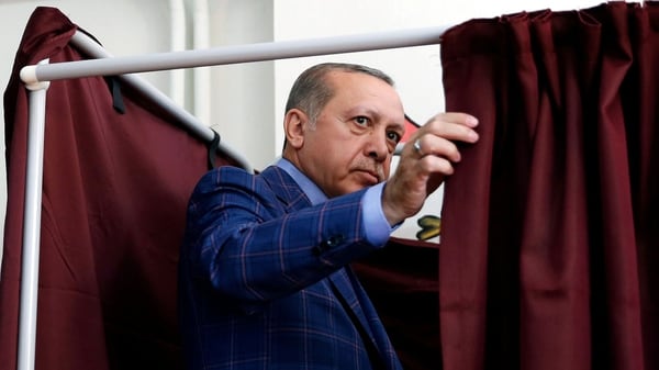Recep Erdogan, presidente de Turquía, entra a una cabina de votación en el referéndum de 2017