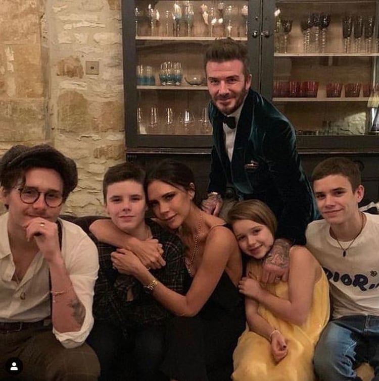 En su imagen, la también diseñadora, se ve rodeada de sus hijos y esposo, el deportista David Beckham. (Foto: Instagram)