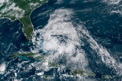 Imagen satelital de Isaías captada en la mañana del sábado (NOAA vía AP)