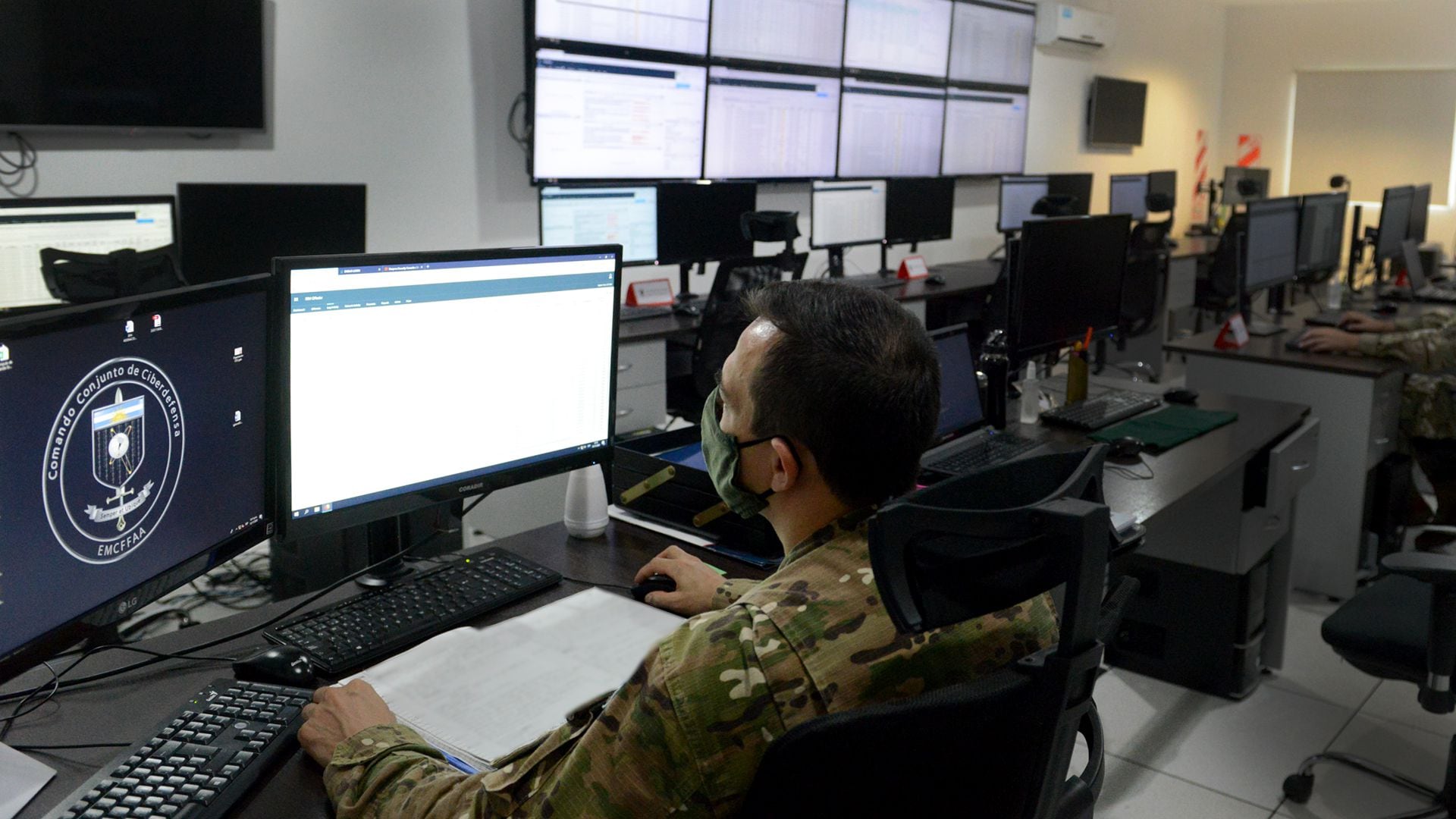 "La ciberdefensa es fundamental porque un país puede ser parado con un ataque cibernético. Sabemos que el Ministerio nacional y las Fuerzas están trabajando en el área, y eso también tiene que ver con especializar al personal en esta materia", comenta Assef (Fernando Calzada)