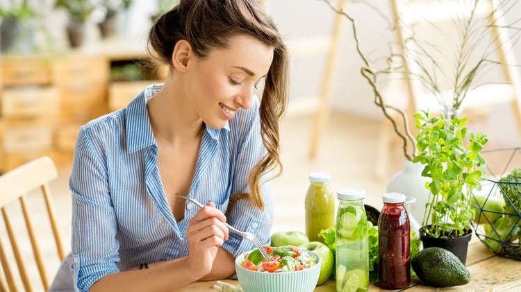 Las verduras y las frutas brindan saciedad con poco aporte de calorías (Shutterstock)