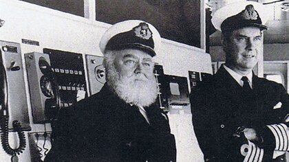 El capitán Ian North y el comandante de la Marina Real, Mike Layard , supervisaron desde el puente de mando la reconversión y la estiba del buque que hasta el ´82 unía Europa con Estados Unidos.
