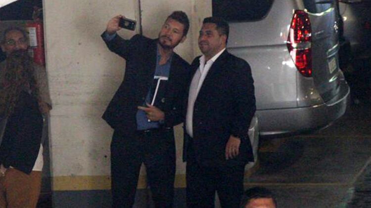 Marcelo Tinelli, en el estacionamiento, luego del encuentro (Foto: Thomas Khazki)