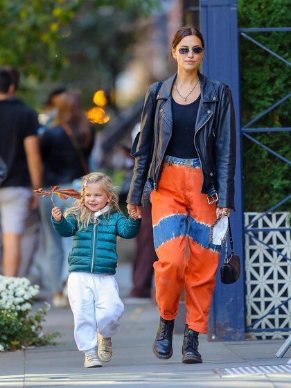 Irina Shayk marcó tendencia con su look mientras paseaba con su hija Lea De Seine -fruto de su relación con Bradley Cooper- por las calles de Nueva York. La modelo lució unos pantalones anchos, campera de cuero negra y borcegos del mismo color. Irina y el actor se separaron en junio de 2019 y desde entonces tienen la tenencia compartida de su hija (Fotos: The Grosby Group)