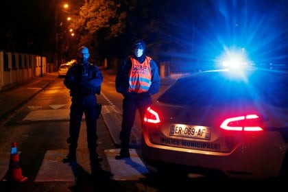 Oficiales de la Policía francesa aseguran el área cerca de la escena del ataque con arma blanca en el suburbio parisino de Conflans St Honorine en la noche del 16 de octubre de 2020. REUTERS/Charles Platiau