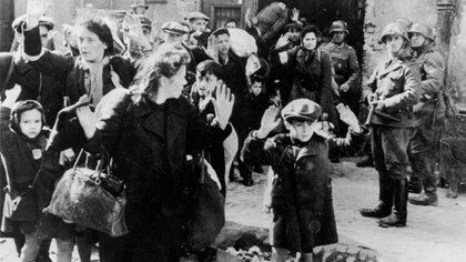  El gueto ardió con sus habitantes dentro. Miles murieron en los asesinatos masivos. 35.000 fueron enviados al campo de extermino de Treblinka. Se calcula que los sobreviviente fueron sólo unos 8.000 (AP)