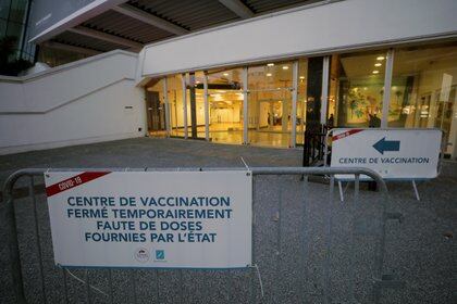 Centro de vacunación cerrado temporalmente por falta de dosis (Reuters)