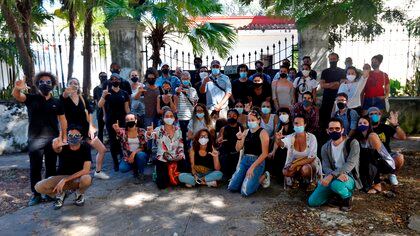 Jóvenes artistas e intelectuales se manifiestan en apoyo a 14 opositores desalojados el 27 de noviembre de 2020, frente a la sede del Ministerio de Cultura, en La Habana (Cuba). EFE/ Ernesto Mastrascusa

