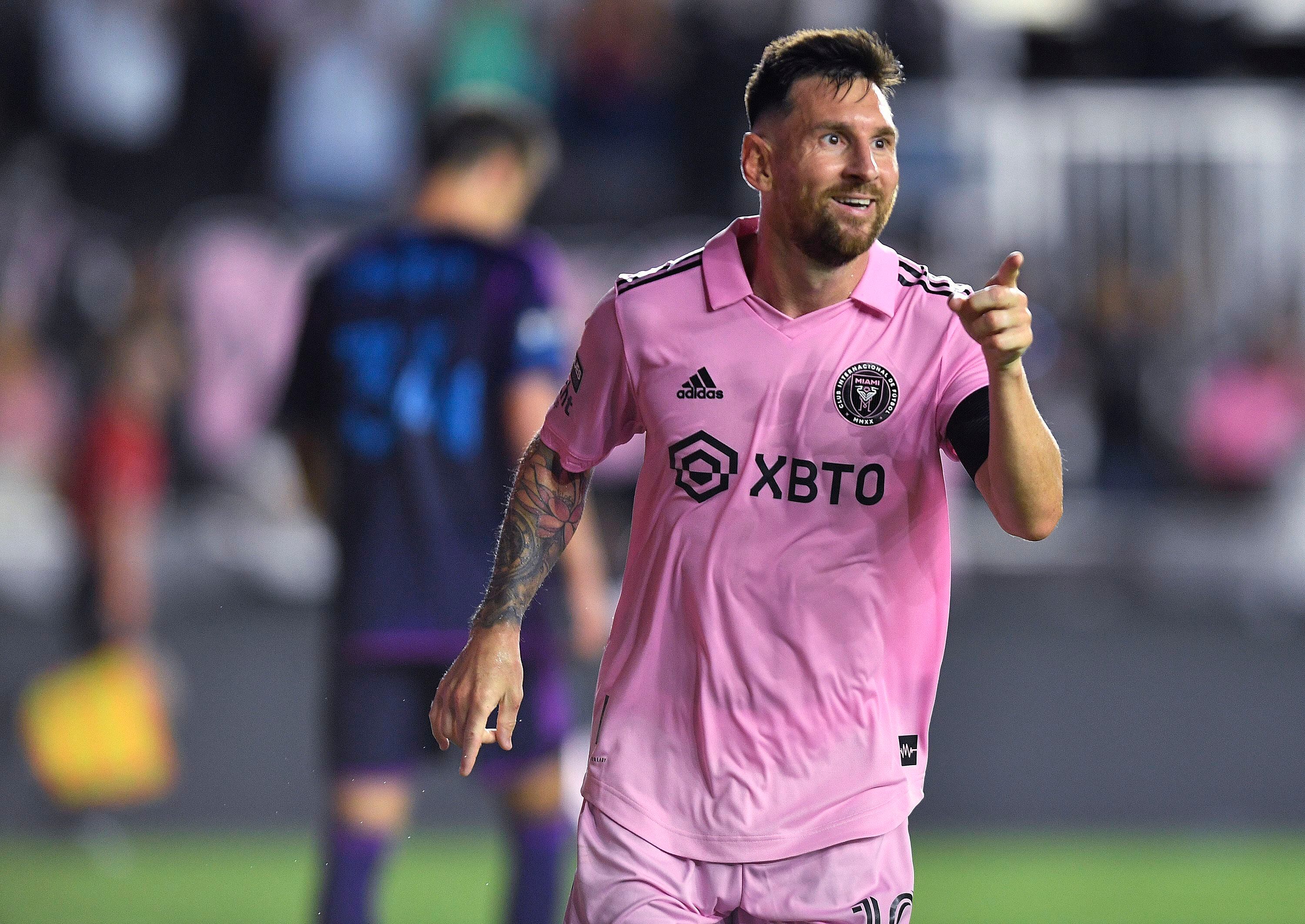 El argentino Lionel Messi, del Inter Miami, festeja un tanto ante Charlotte, el vieres 11 de agosto de 2023, en Fort Lauderdale, Florida (AP Foto/Michael Laughlin)