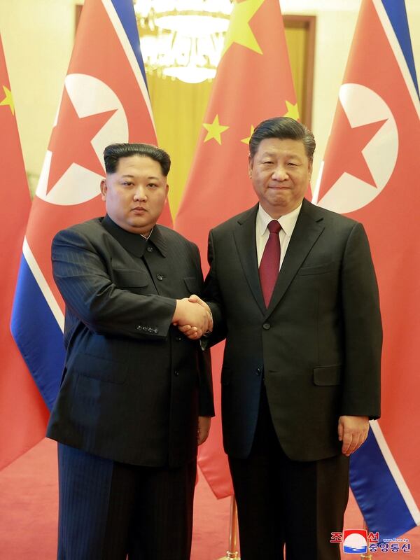 Kim Jong un estrecha la mano de Xi Jinping, cuyo rÃ©gimen apoya y provee infraestructura al ejÃ©rcito de hackers de Corea del Norte (Reuters)