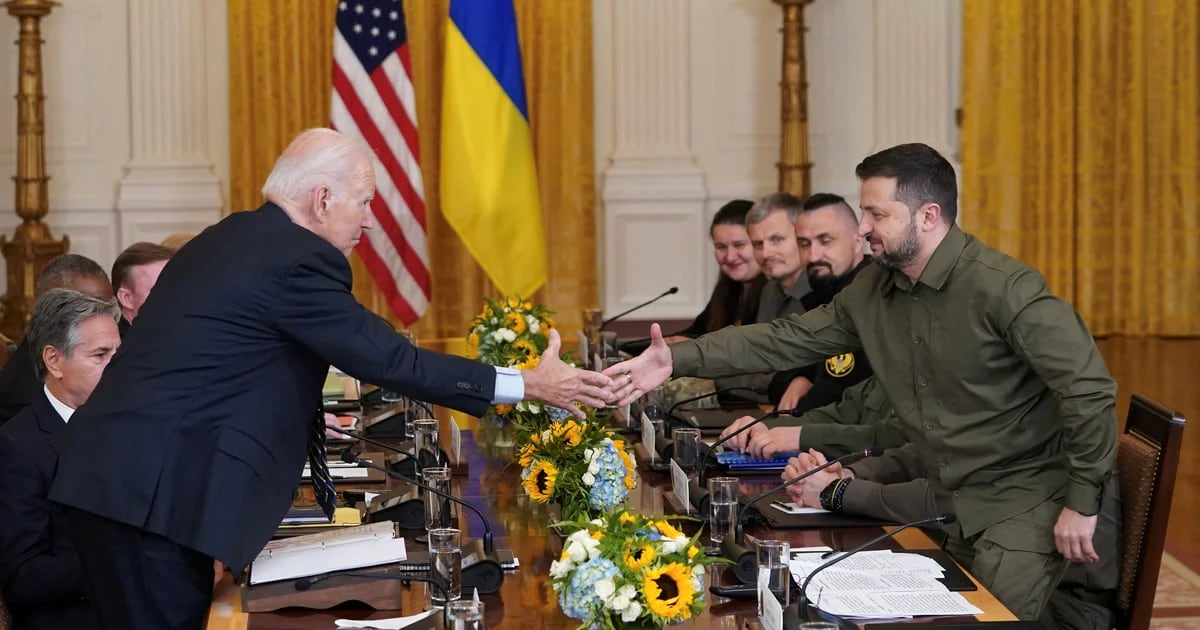 Joe Biden receives Volodymyr Zelensky at the White House: Abrams assures him that tanks will be in Ukraine “next week.”