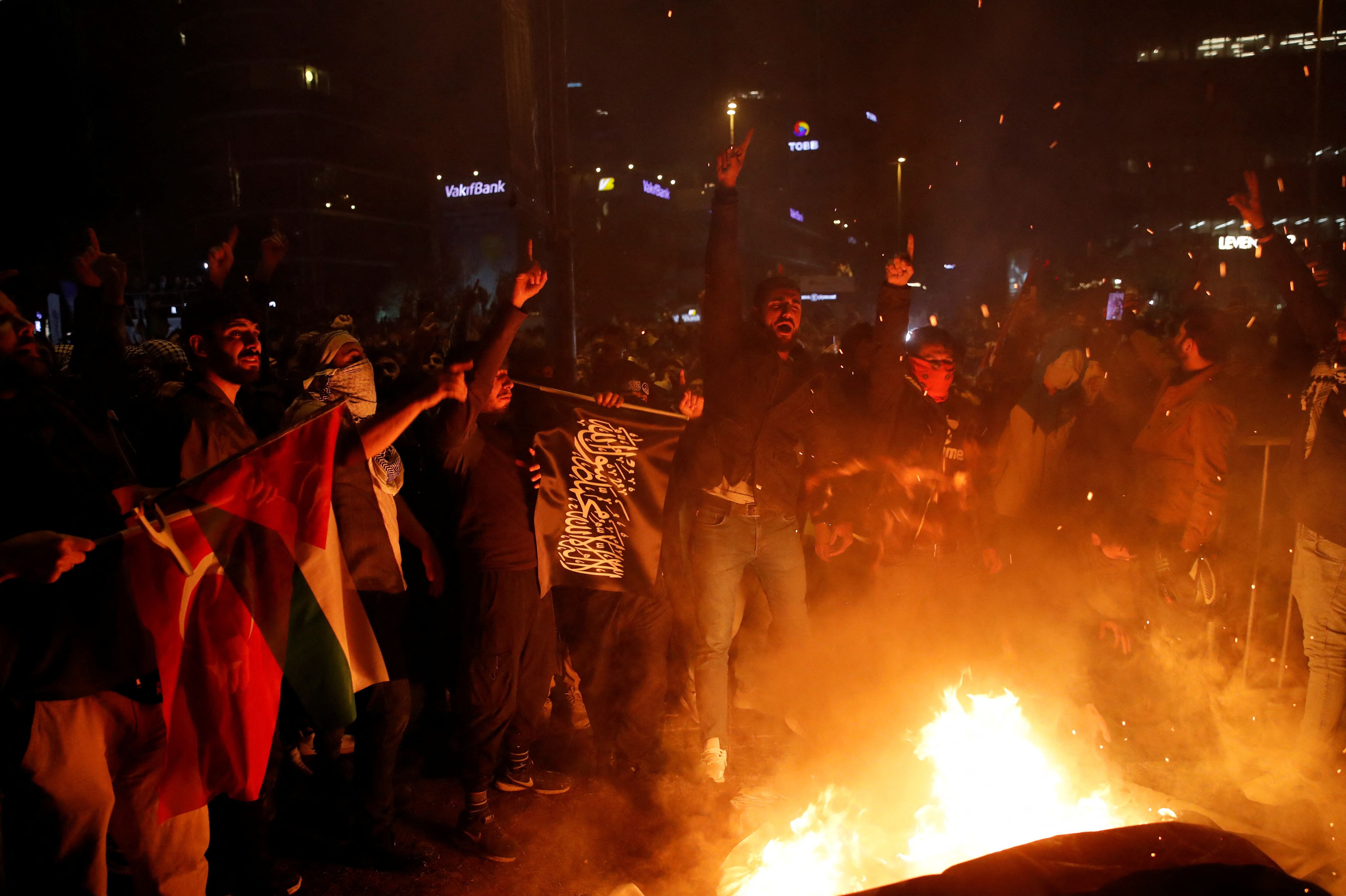 Manifestantes propalestinos gritan consignas durante una protesta, tras la muerte de cientos de palestinos en una explosión en el hospital Al-Ahli (REUTERS/Dilara Senkaya)