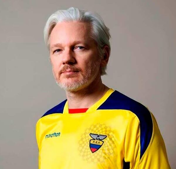 Julian Assange con la camiseta de la selección de Ecuador