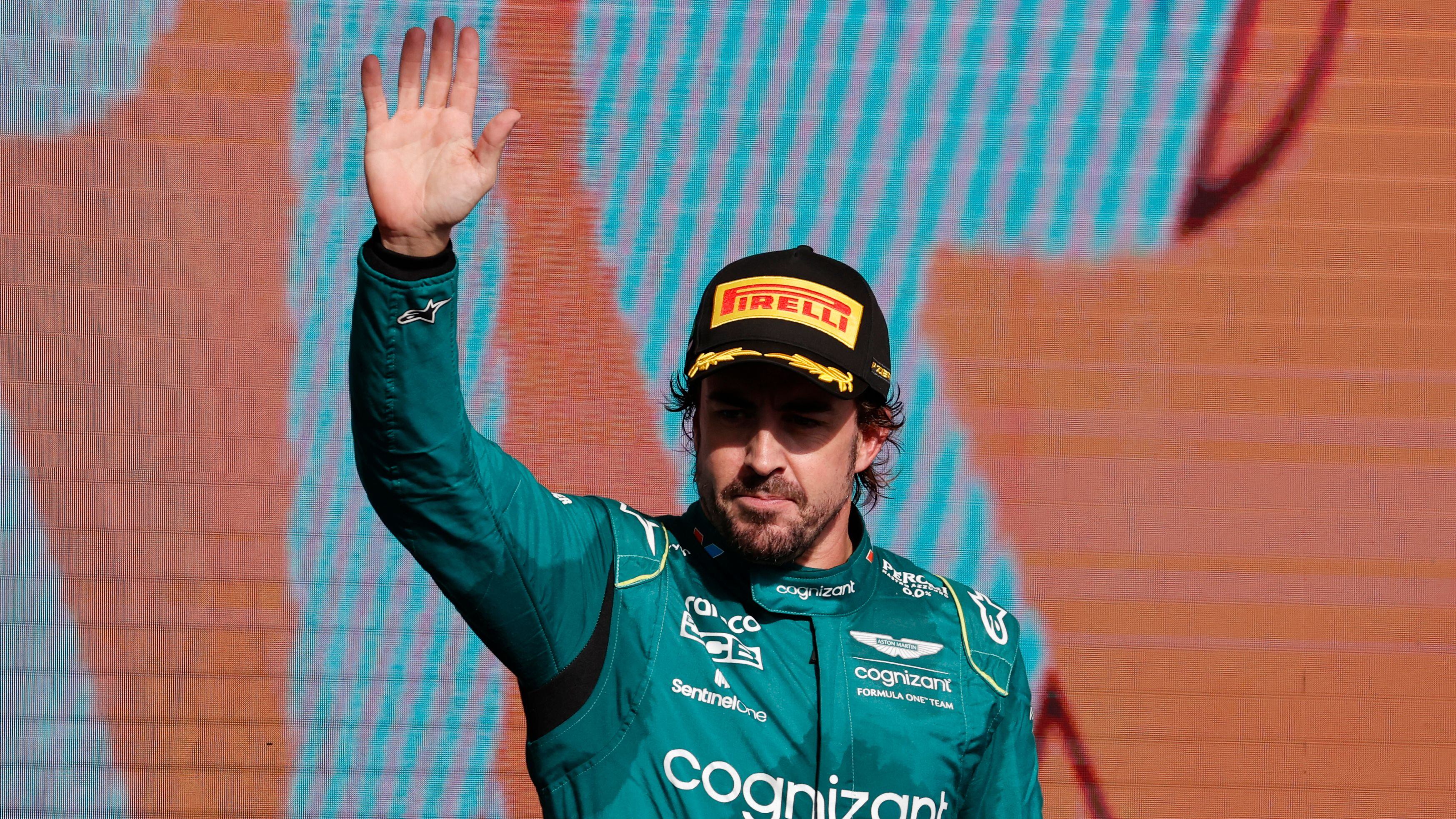 Fernando Alonso celebra su podio conseguido en Brasil (EFE).