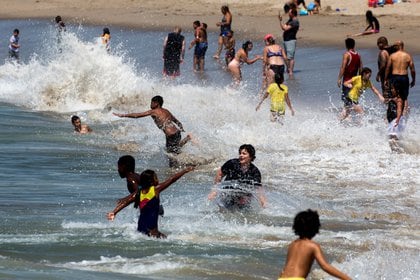 Al igual que sucedió en el verano, los jóvenes parecen ser los principales motores de las nuevas infecciones. (REUTERS/Ringo Chiu)