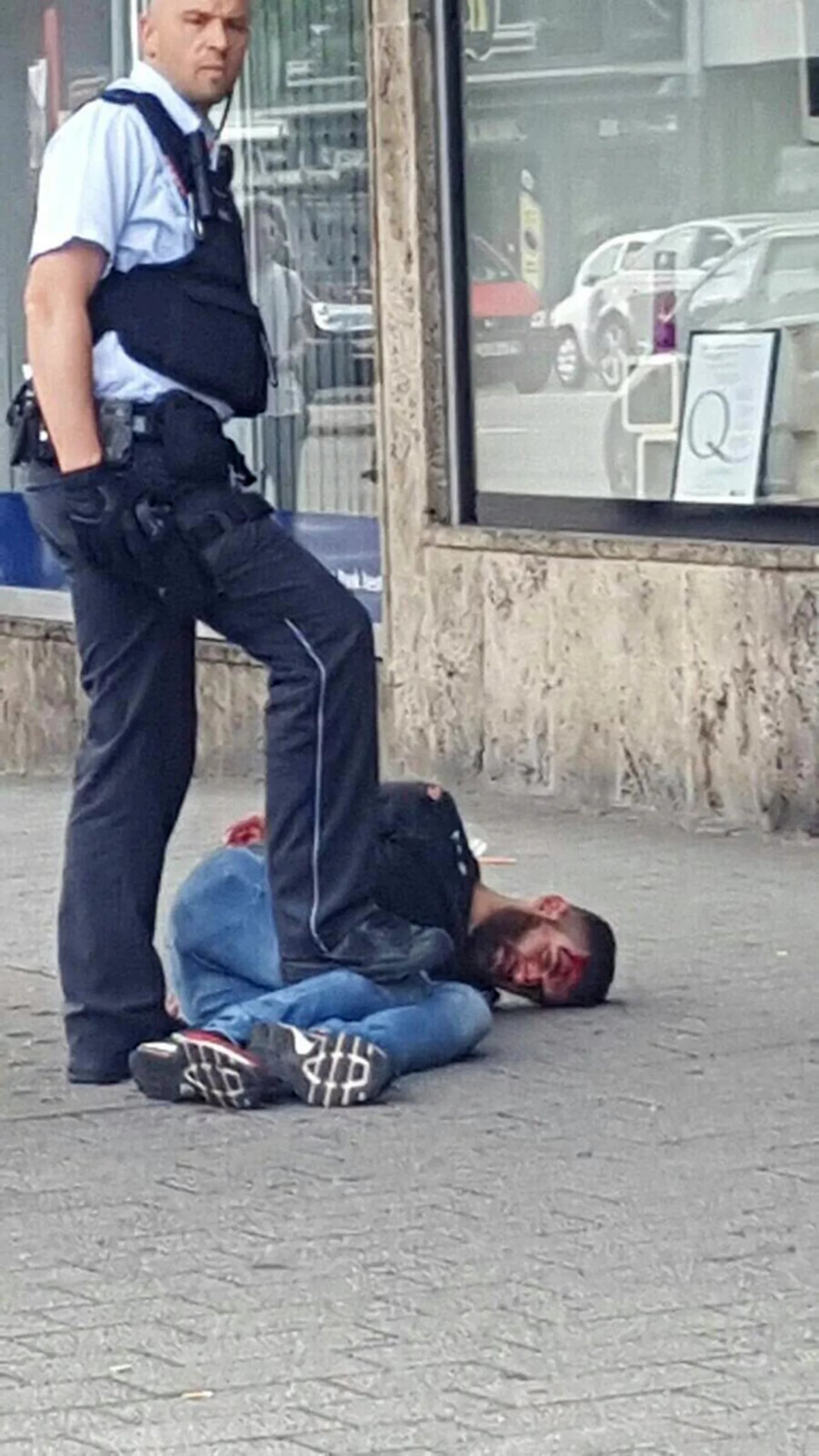 Esta foto que circula por redes sociales sería la del atacante y el policía que lo detuvo. (@UKPegida)