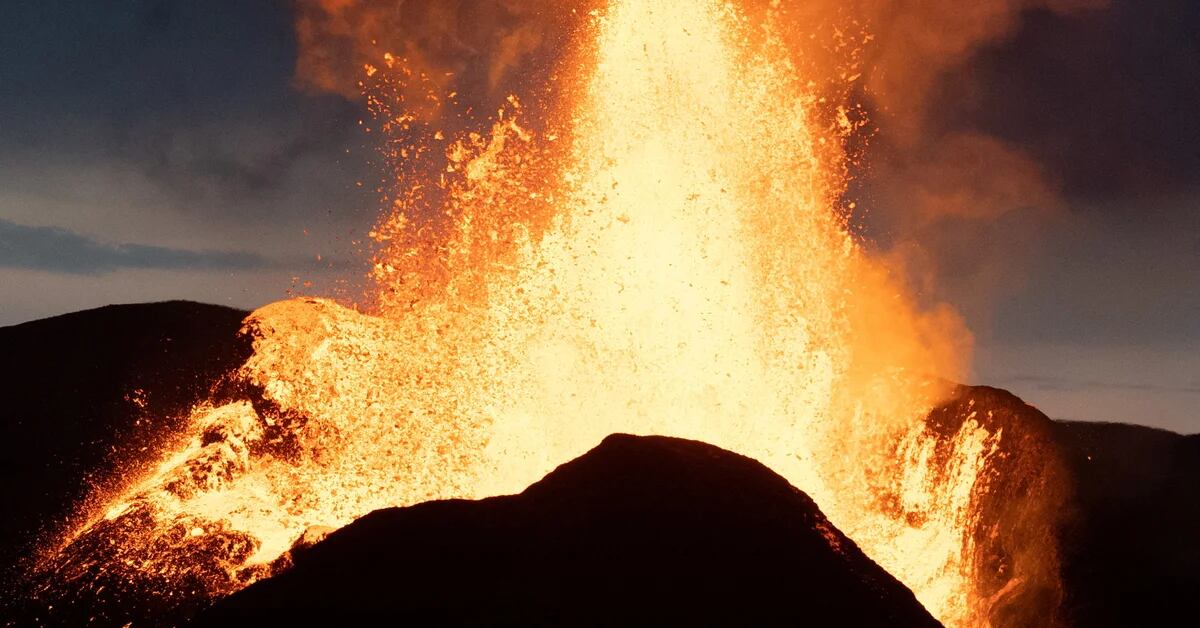 En vivo: Volcán entra en erupción cerca de la capital de Islandia