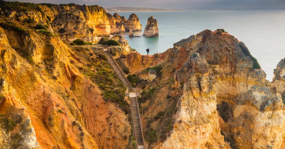 Grutas, falésias e praias selvagens: este é o local a visitar em Portugal se for ao Algarve