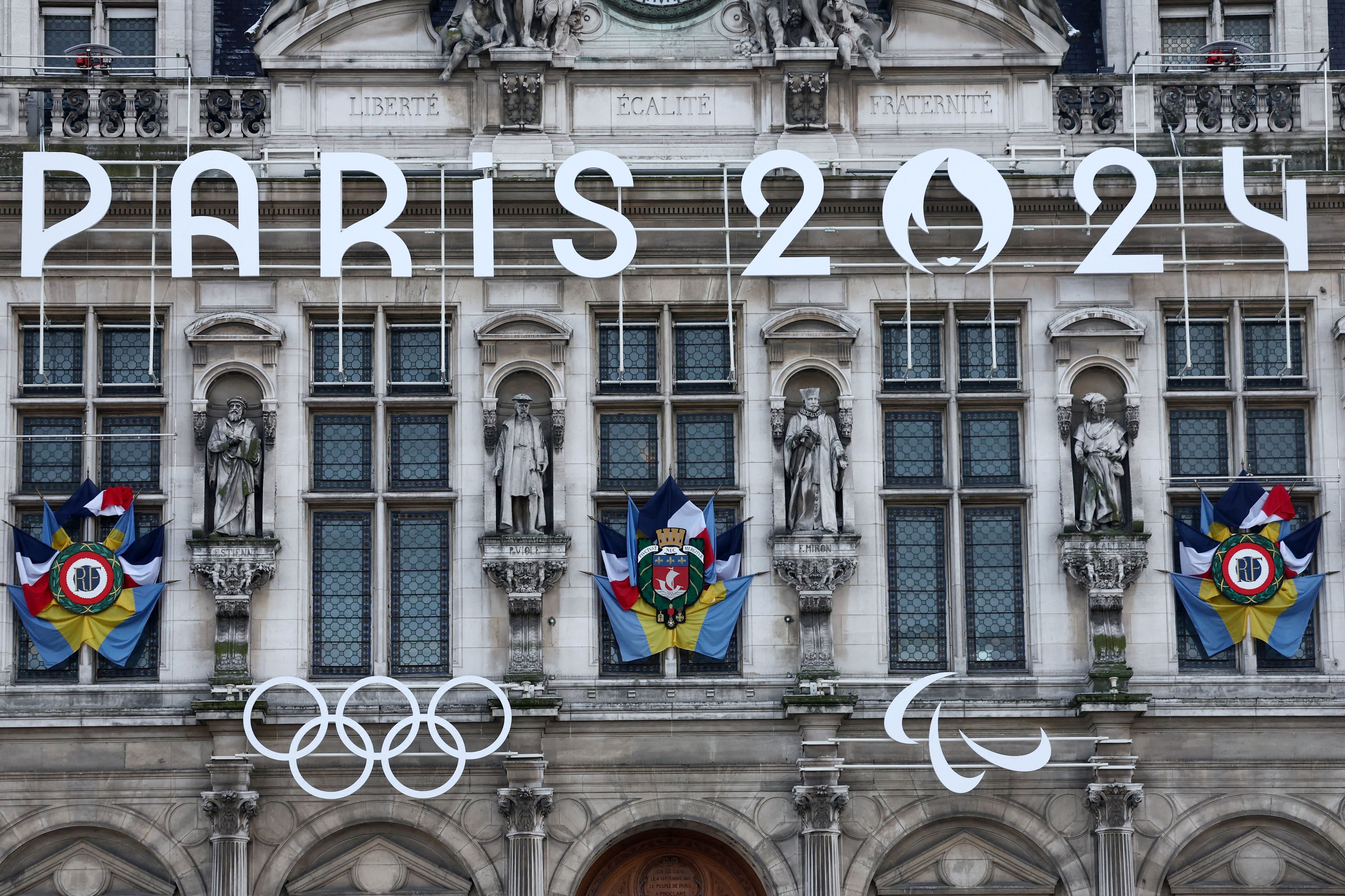 FOTO DE ARCHIVO: El logotipo de los Juegos Olímpicos y Paralímpicos de París 2024 y los anillos olímpicos se ven en la fachada del ayuntamiento de París, Francia, el 18 de enero de 2024. REUTERS/Stephanie Lecocq/Foto de archivo